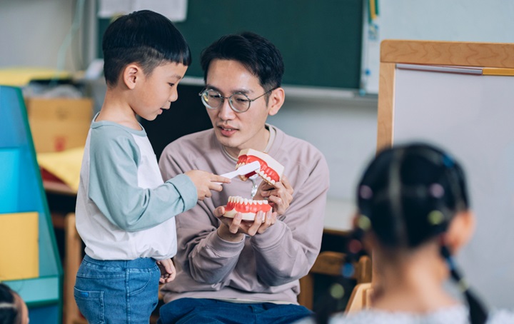 An instructor discussing a lesson plan with kids.